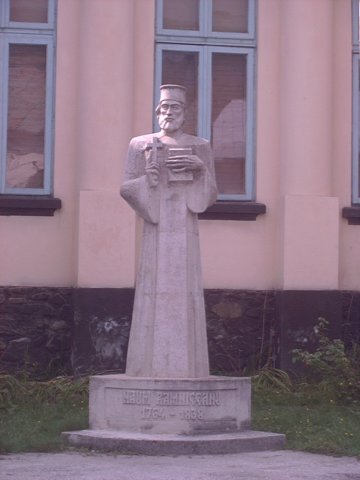 monumentulnaumridicatintrupomenirealuinaumramniceanu.jpg